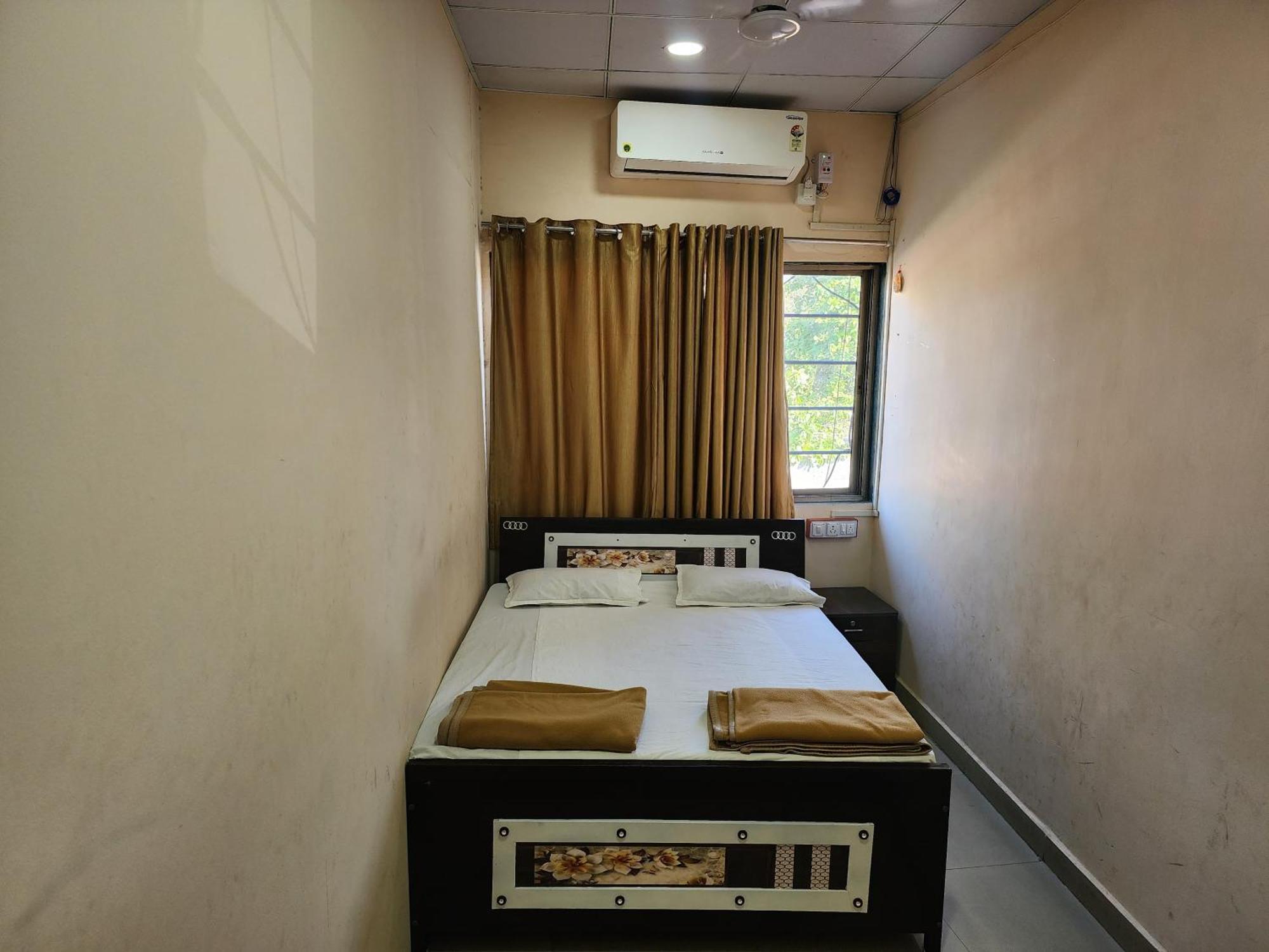 Hotel Diamond Ac Dormitory And Guest House Surat Buitenkant foto