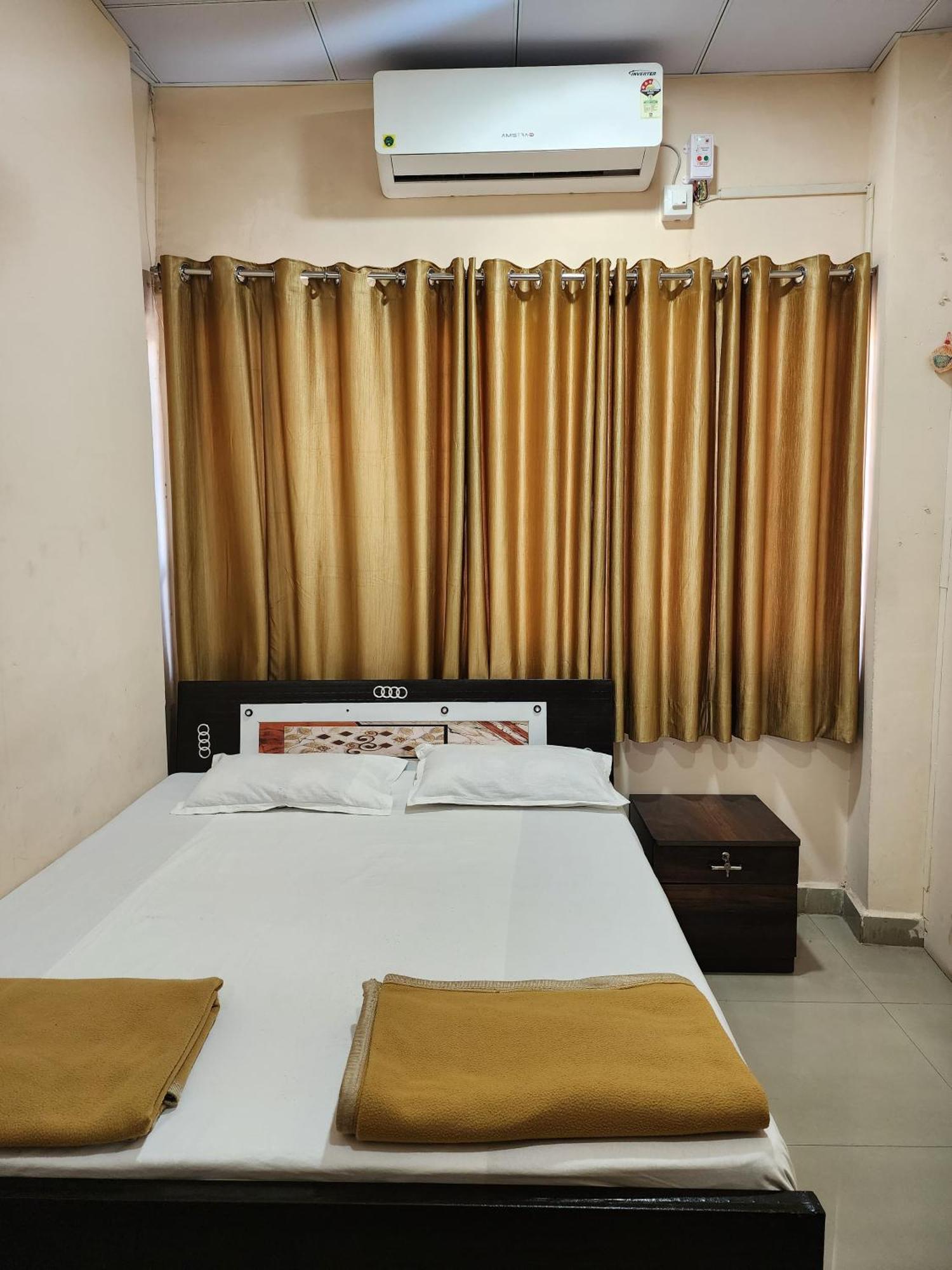 Hotel Diamond Ac Dormitory And Guest House Surat Buitenkant foto
