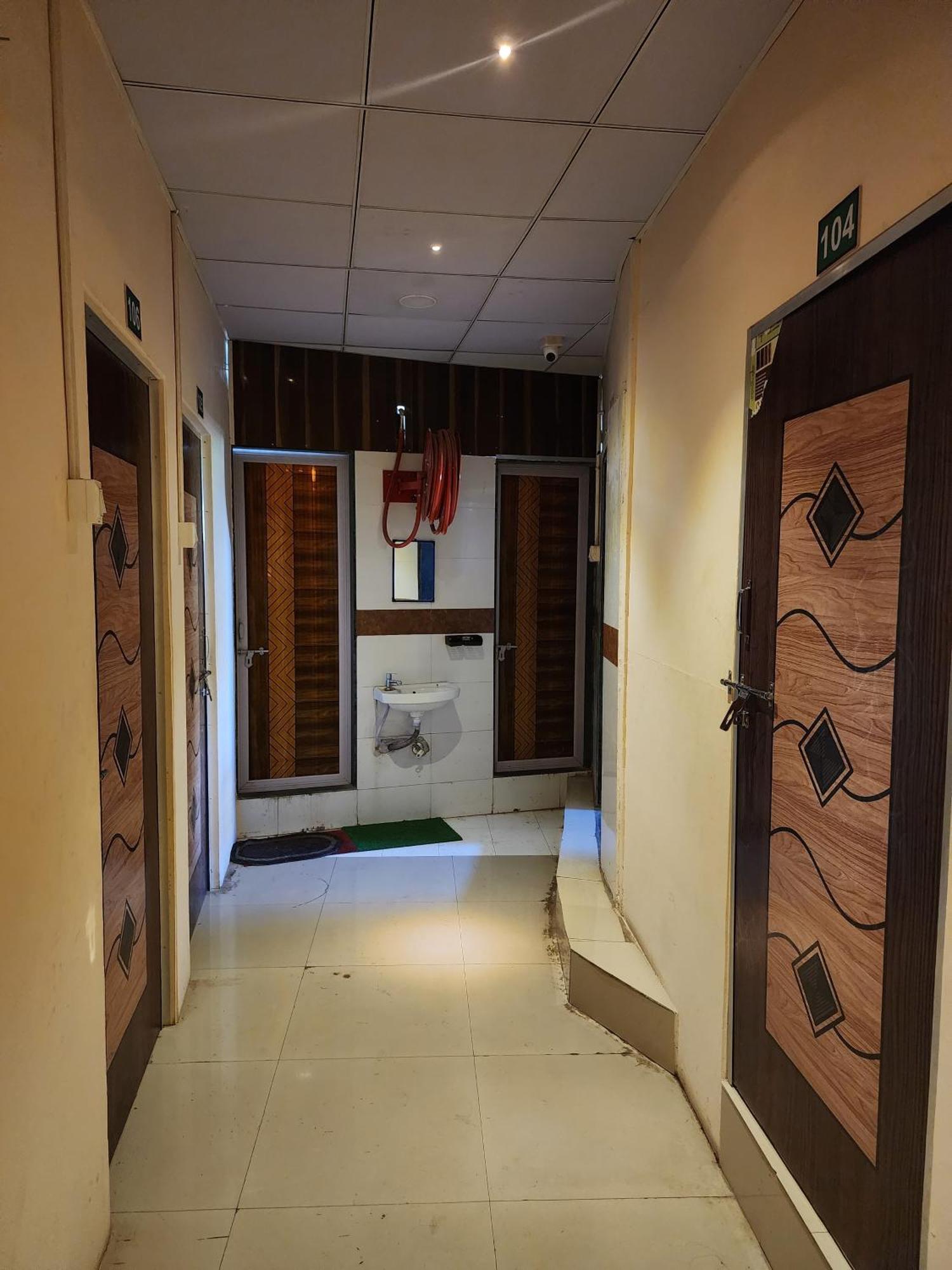 Hotel Diamond Ac Dormitory And Guest House Surat Buitenkant foto