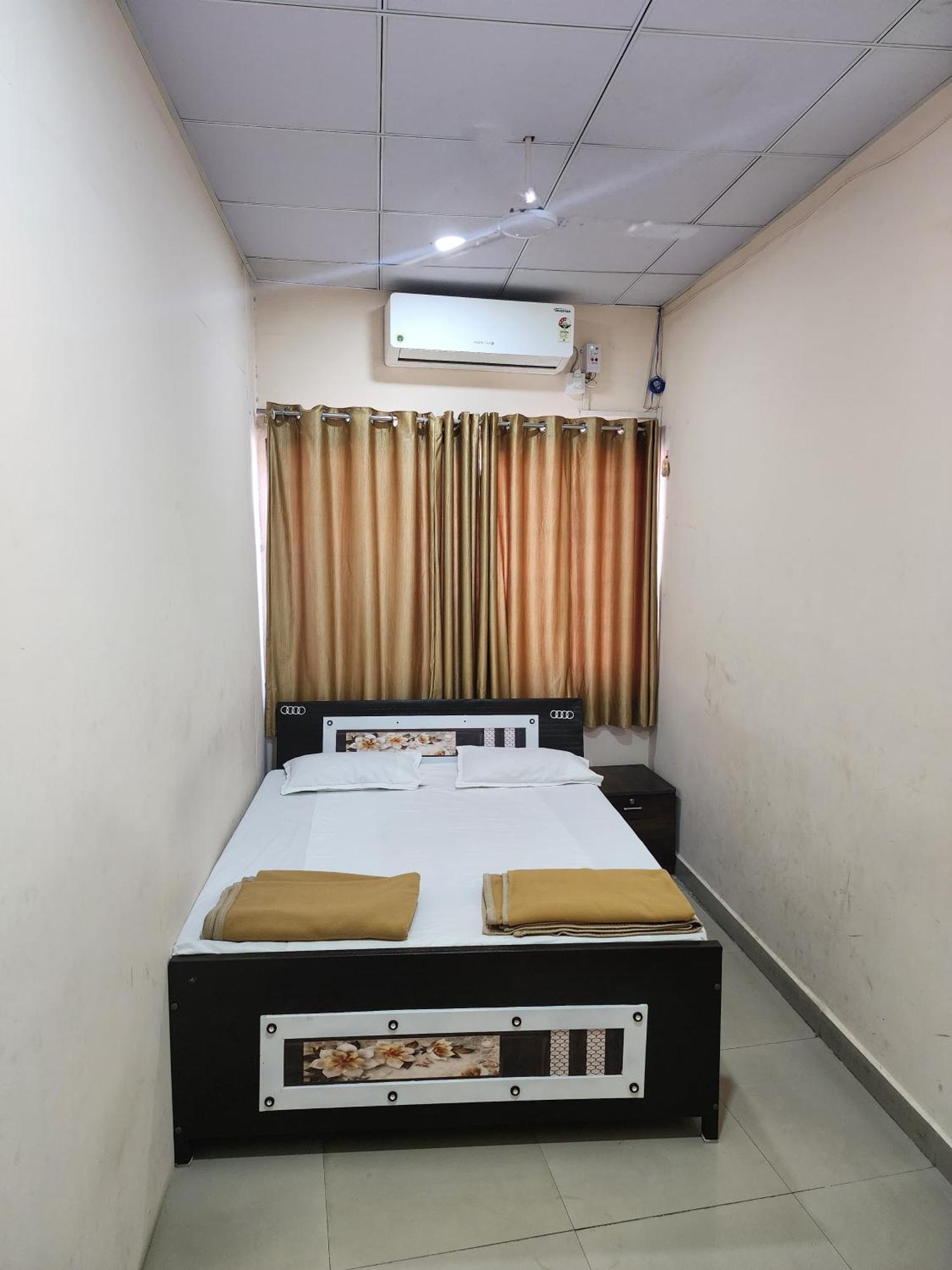 Hotel Diamond Ac Dormitory And Guest House Surat Buitenkant foto