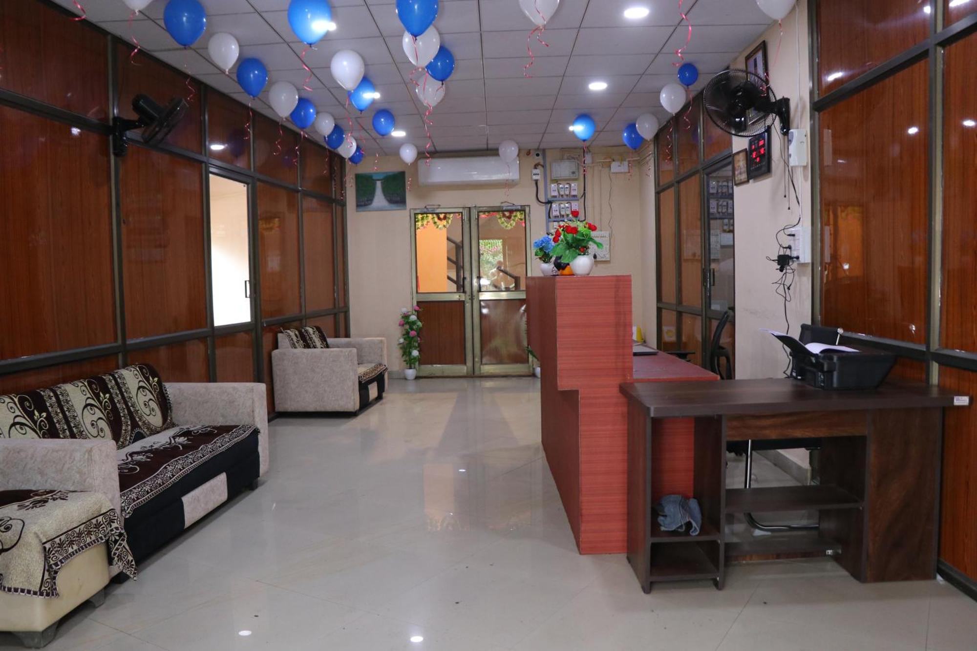 Hotel Diamond Ac Dormitory And Guest House Surat Buitenkant foto