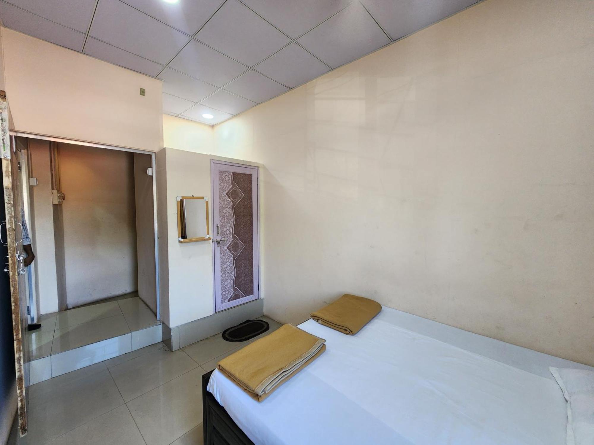 Hotel Diamond Ac Dormitory And Guest House Surat Buitenkant foto